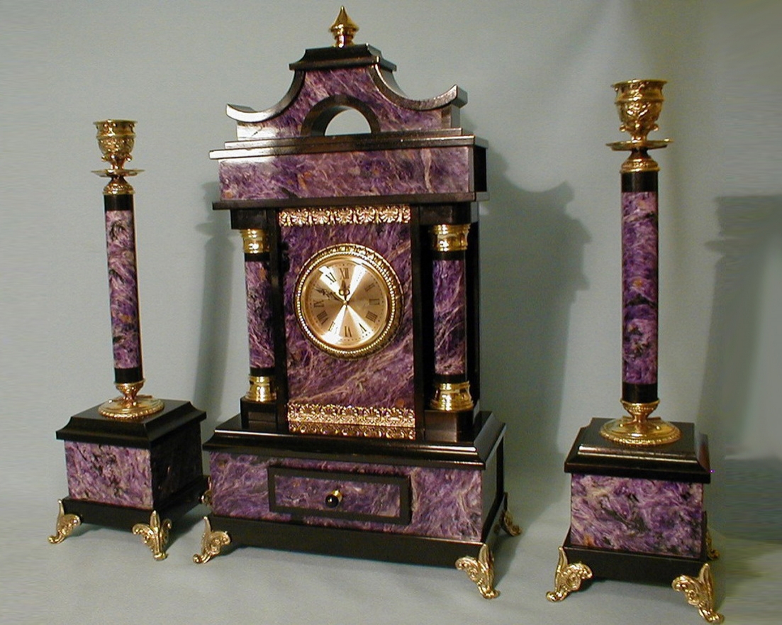 Каминный набор из чароита: часы и два подсвечника.