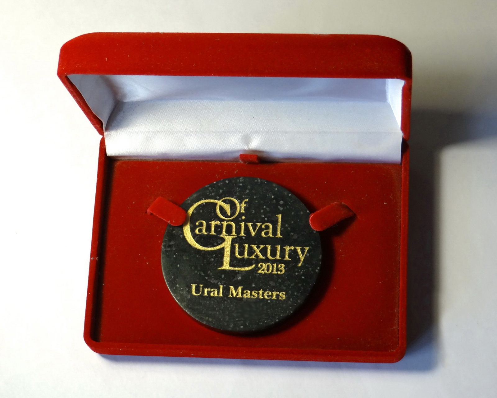 Корпоративный подарок медаль из камня с символикой предприятия.