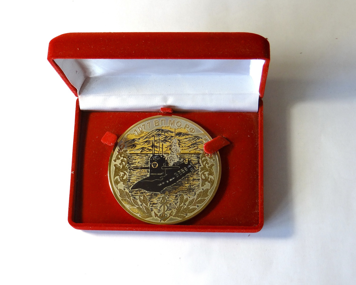 Медаль для партнёров с гравюрой на металле и золочением.