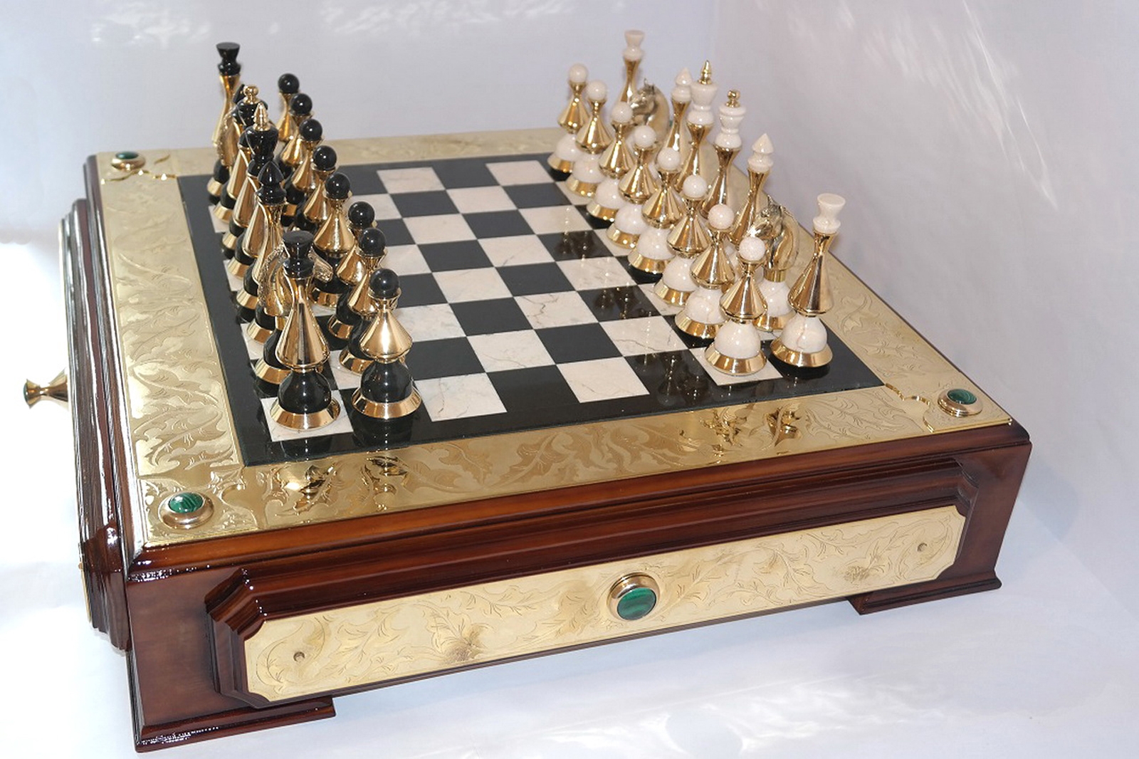 Подарок бизнес класса шахматы из натурального камня и украшенного, золочёного металла.