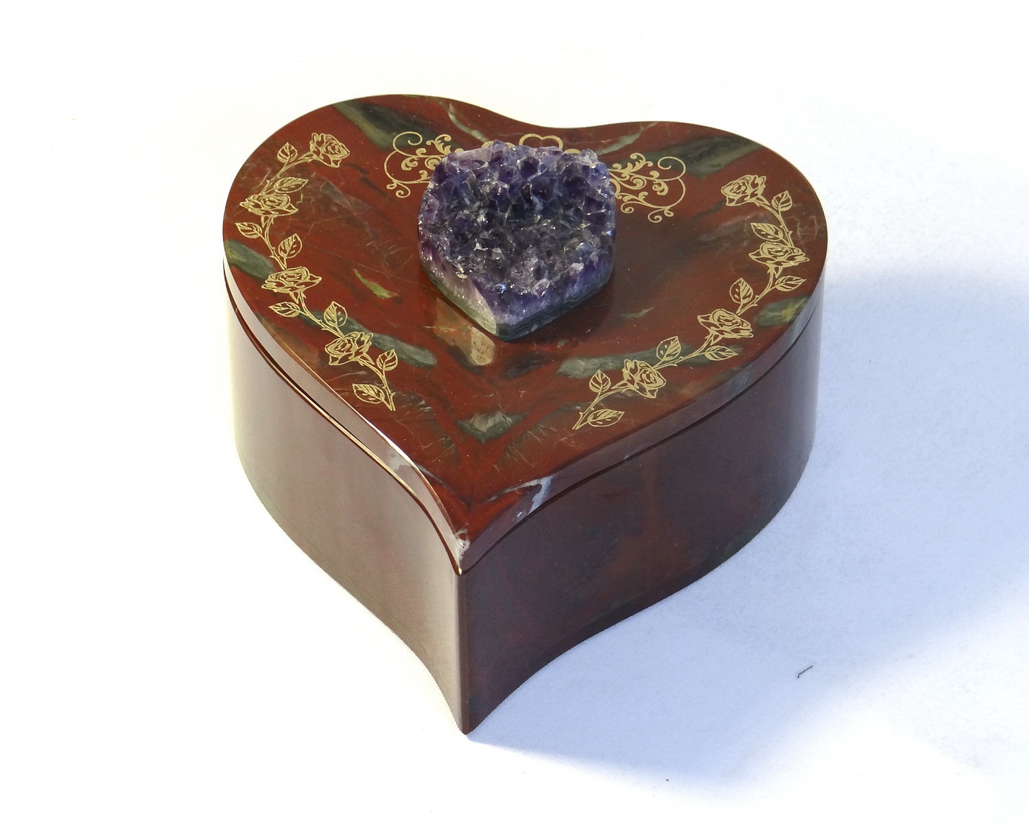 Две вложенные шкатулки в форме сердца из полудрагоценных камней.