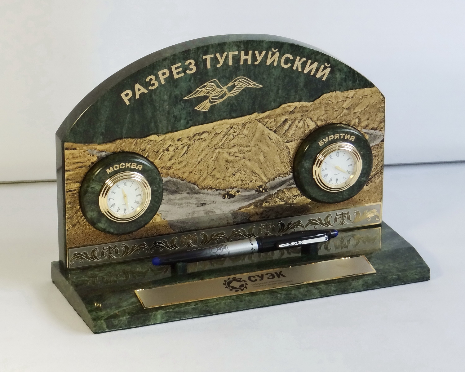 Прибор настольный с часами и  корпоративной символикой.