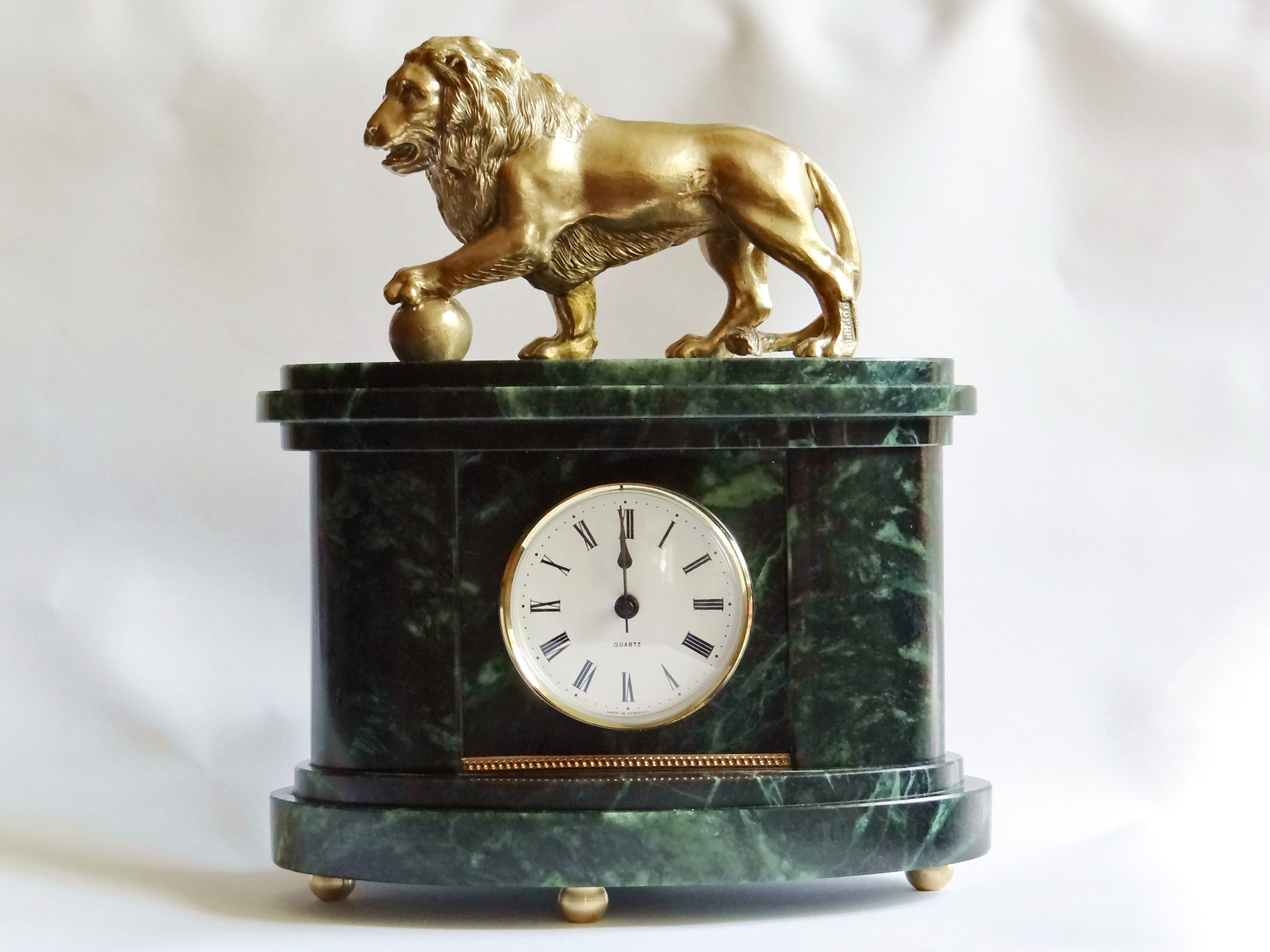 Подарок бизнесмену часы со львом из бронзы и натурального камня.
