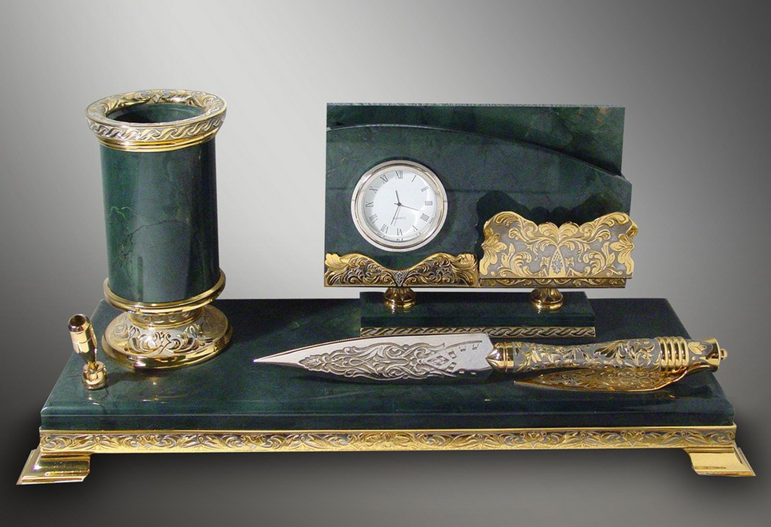 Письменный прибор из нефрита и украшенного металла – подарок руководству.