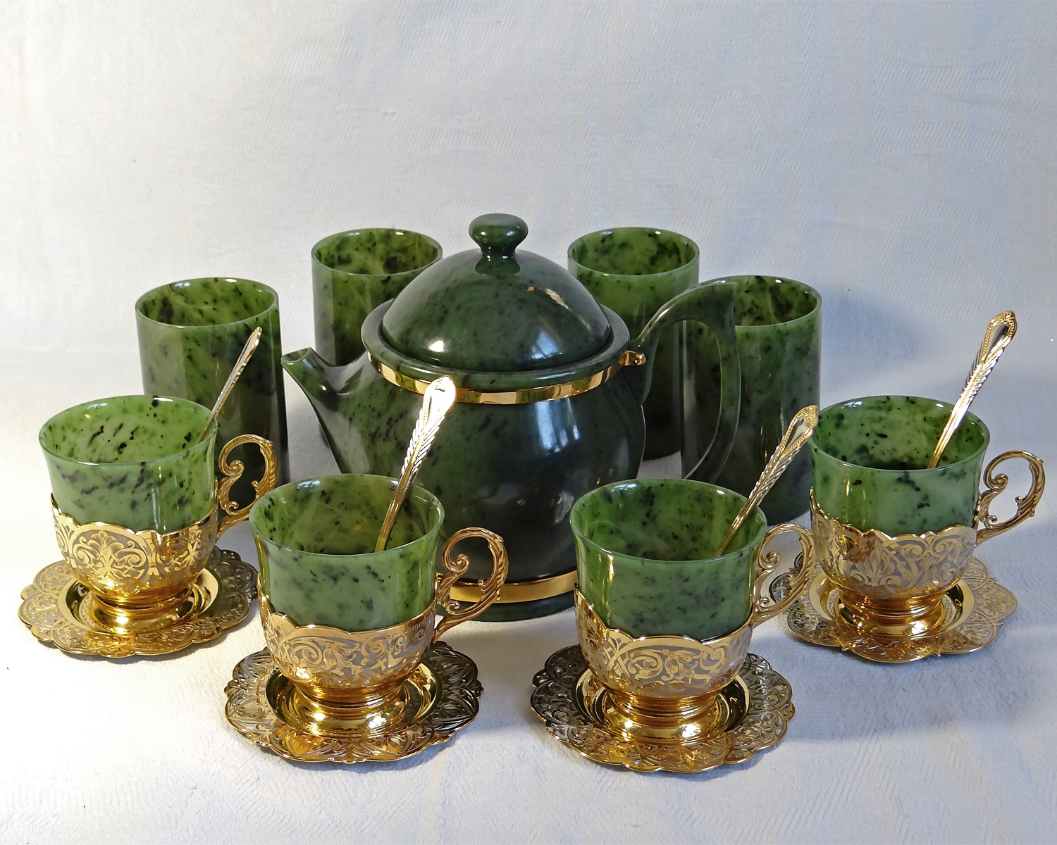 Сервиз для чая из нефрита и латуни с гравюрой и золочением.