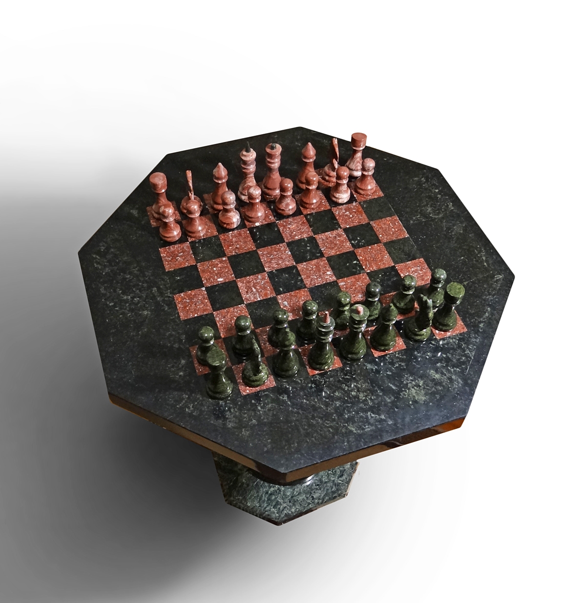 Шахматный стол и шахматы из натуральных камней.
